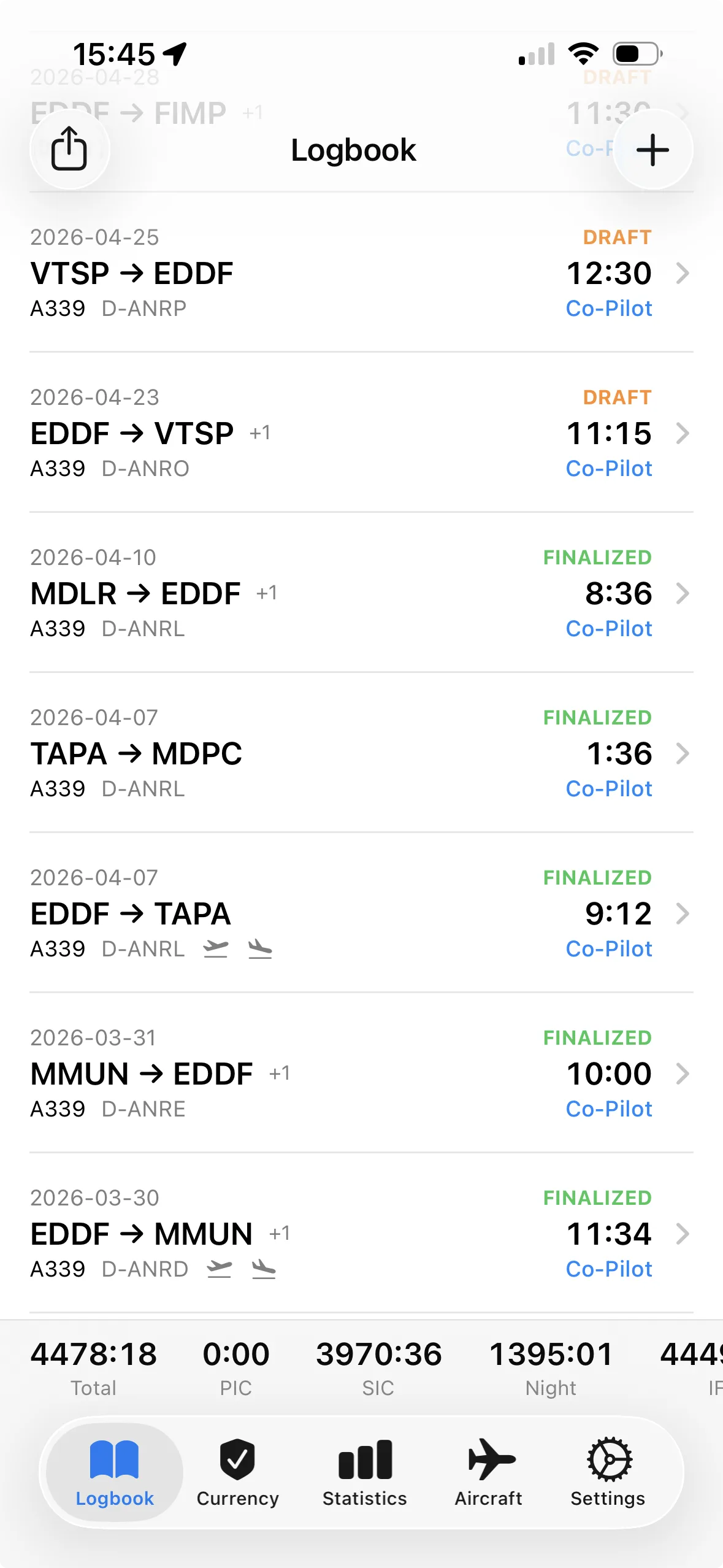 MCTLogbook App — Logbook-Ansicht mit Flugeinträgen, DRAFT und FINALIZED Status, Flugzeiten und Routen